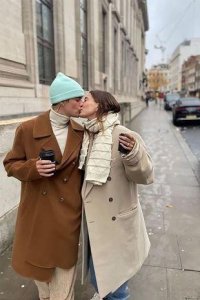 ​比伯与妻子海莉秀恩爱，穿情侣装风衣抢镜，相恋8年修成正果？