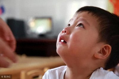 ​不管是大人，小孩就连70岁的老奶奶玩手机到凌晨，近视竟达2300度