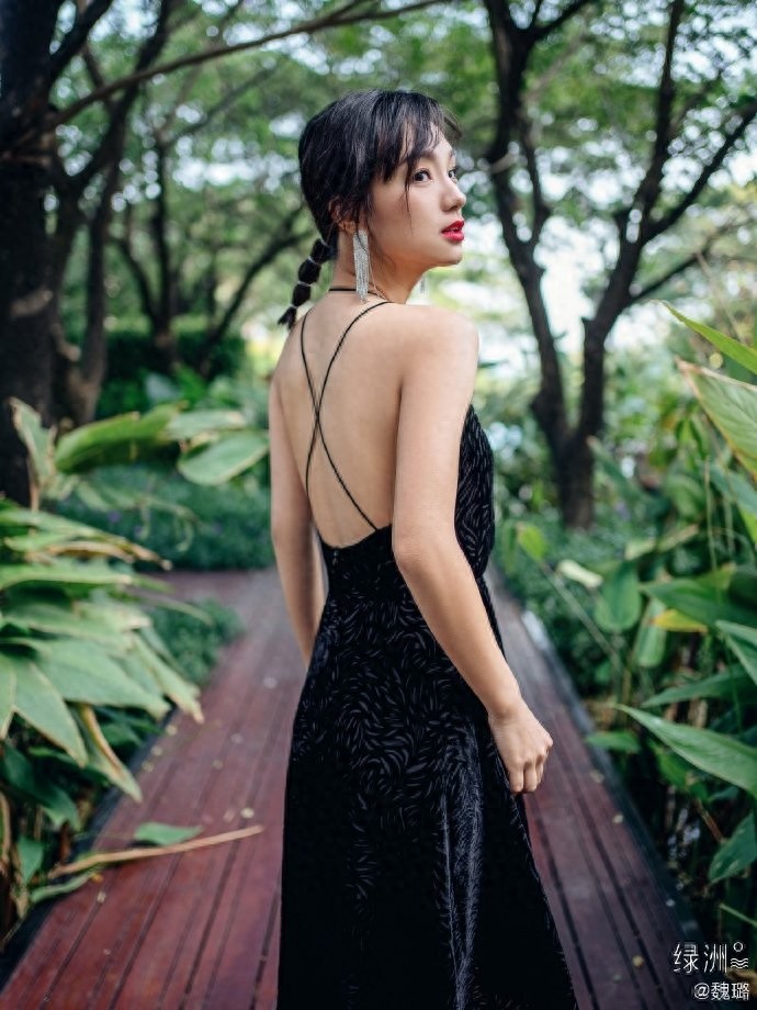 美女艺人魏璐：裸肩黑裙，亭亭玉立，性感红唇，微笑可人
