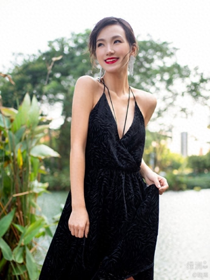 美女艺人魏璐：裸肩黑裙，亭亭玉立，性感红唇，微笑可人