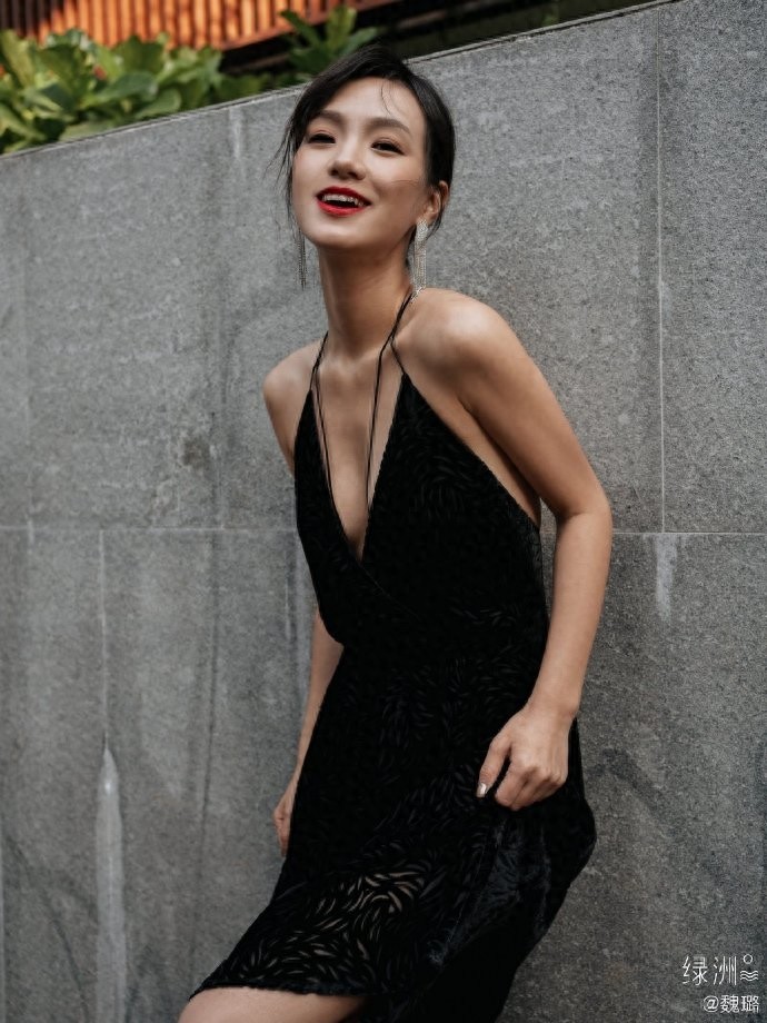 美女艺人魏璐：裸肩黑裙，亭亭玉立，性感红唇，微笑可人