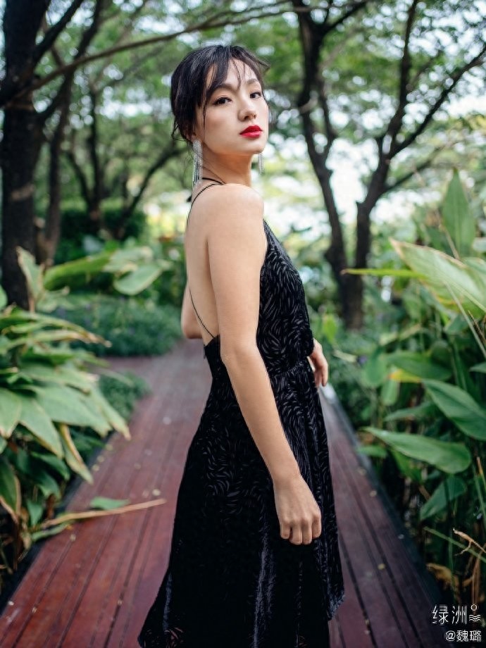 美女艺人魏璐：裸肩黑裙，亭亭玉立，性感红唇，微笑可人
