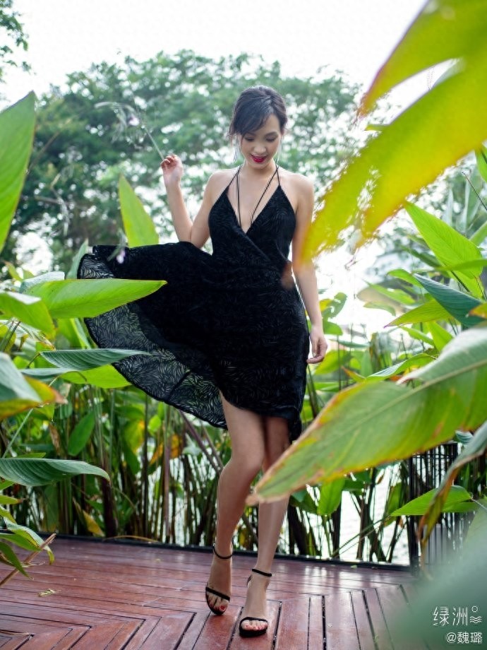 美女艺人魏璐：裸肩黑裙，亭亭玉立，性感红唇，微笑可人