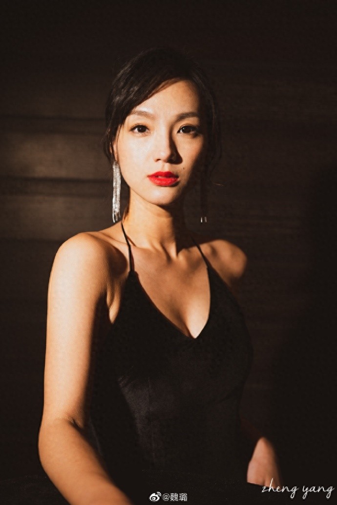 美女艺人魏璐：裸肩黑裙，亭亭玉立，性感红唇，微笑可人