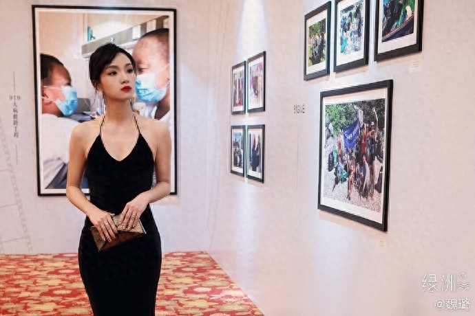 美女艺人魏璐：裸肩黑裙，亭亭玉立，性感红唇，微笑可人