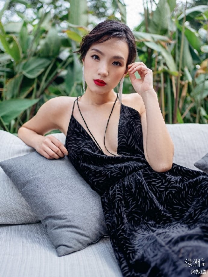 美女艺人魏璐：裸肩黑裙，亭亭玉立，性感红唇，微笑可人