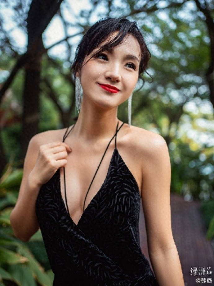 美女艺人魏璐：裸肩黑裙，亭亭玉立，性感红唇，微笑可人
