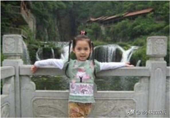 夏雨和袁泉女儿近照，都长这么大了，娃漂亮名字也好听