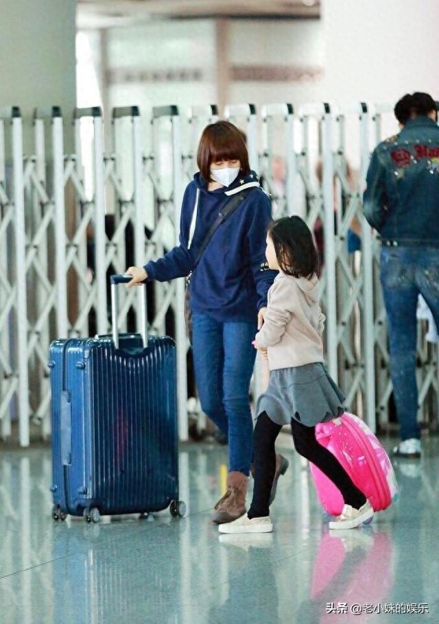 夏雨和袁泉女儿近照，都长这么大了，娃漂亮名字也好听