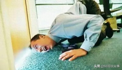 ​老人女厕趴地上偷窥被女子录下全过程，找他理论没上前就跑了？