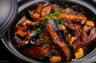 ​在家做红烧茄子煲，茄子不用油炸，蒜香浓郁，鲜香入味，快学起来