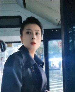 ​绝了！重庆一公交女司机因颜值高而走红，被称最美“公交西施”