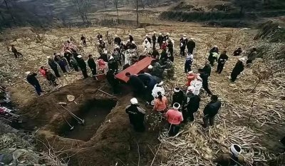 ​冥婚市场多恐怖？病危女孩没咽气就被哄抢，18万“彩礼”明码标价