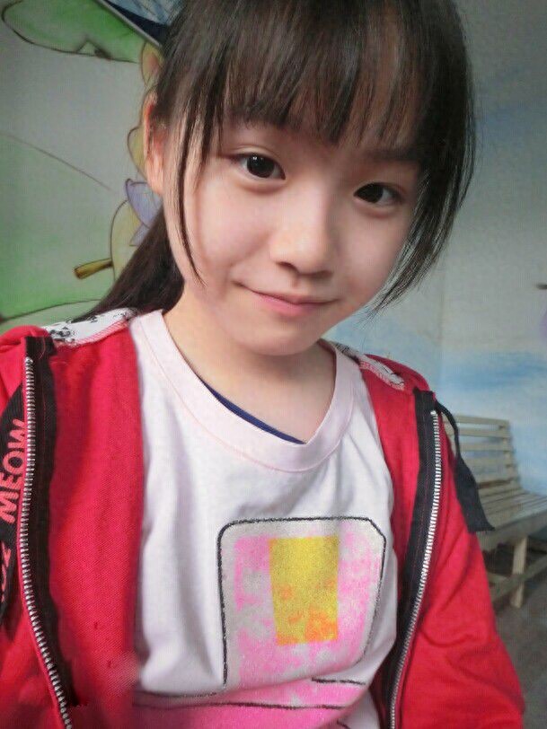 从婉约的“小公主”到匆匆校园的“可爱小学生”，她不断受欢迎