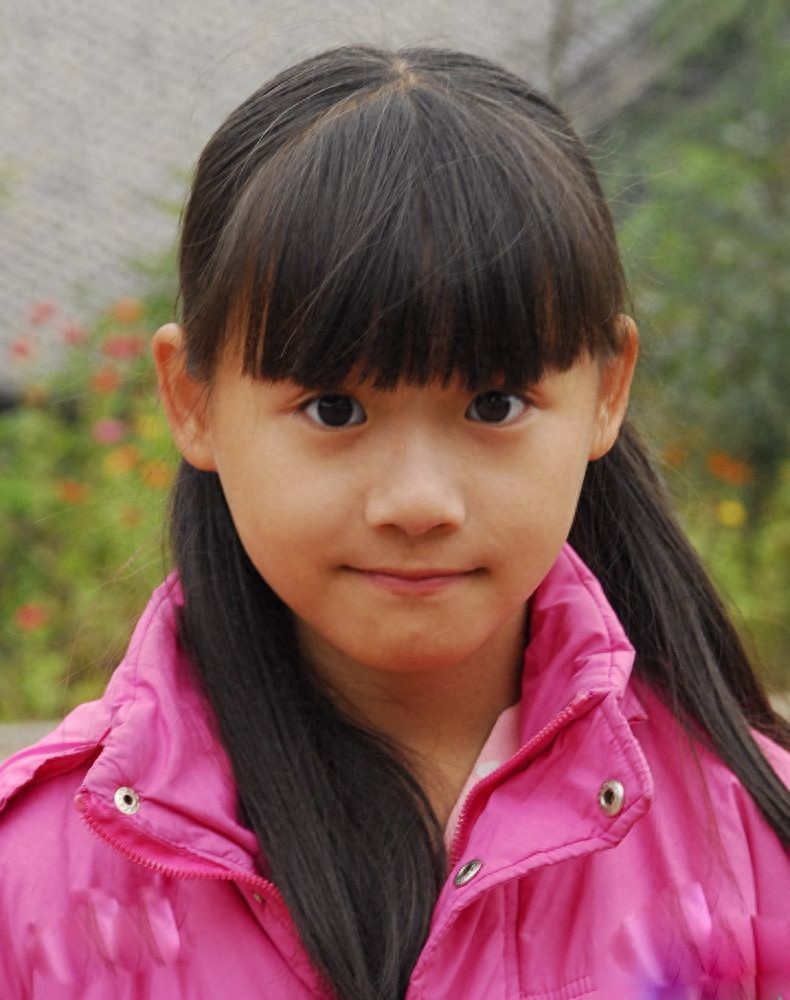 从婉约的“小公主”到匆匆校园的“可爱小学生”，她不断受欢迎