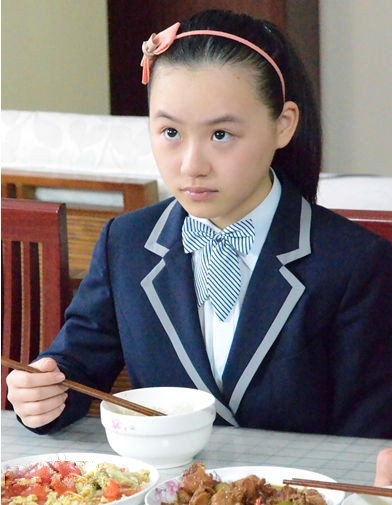 从婉约的“小公主”到匆匆校园的“可爱小学生”，她不断受欢迎