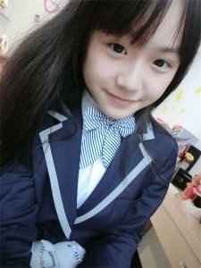 ​从婉约的“小公主”到匆匆校园的“可爱小学生”，她不断受欢迎