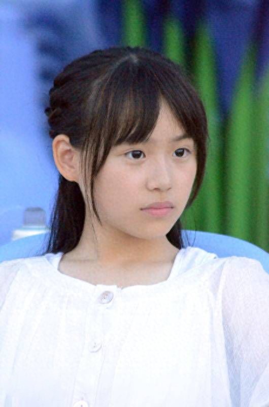 从婉约的“小公主”到匆匆校园的“可爱小学生”，她不断受欢迎