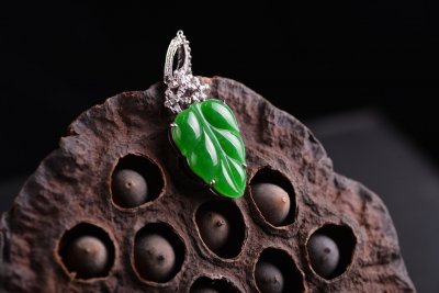 ​用电筒怎么看玉的真假？@你来学点干货