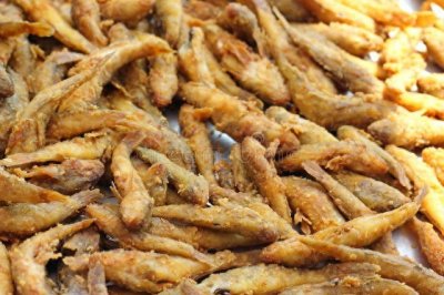 ​炸小鱼，放面粉淀粉鸡蛋大错！教一招，鱼骨酥脆，凉了也不回软