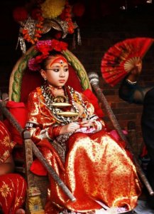 ​尼泊尔活女神：4岁受万人供奉，到青春期就被废，长大了无人敢娶