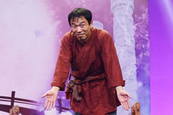 45岁潘斌龙一家近照，最红小人物，师从冯巩，因舞蹈与妻子结缘