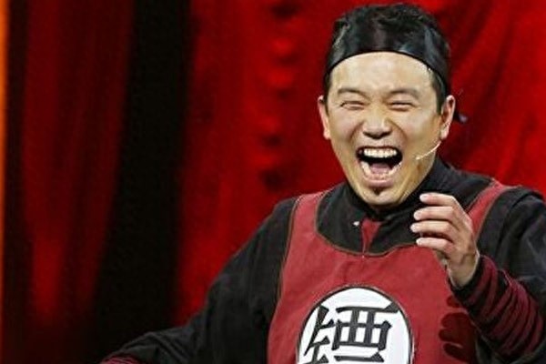 45岁潘斌龙一家近照，最红小人物，师从冯巩，因舞蹈与妻子结缘