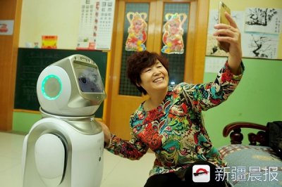​智能机器人“打令小宝”进家庭，老人孩子别提有多“宠”
