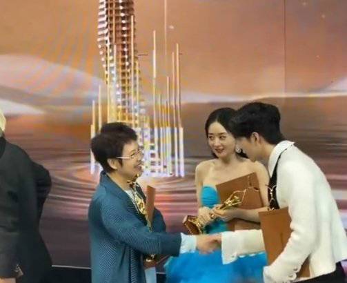 赵丽颖昆仑饭店1对5怎么回事？赵丽颖给王一博介绍前辈是真的吗