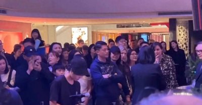 ​林心如和霍建华看女儿演出，林心如和女儿比心，霍建华给女儿鼓掌