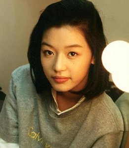 ​全智贤一家四口看欧洲杯，大儿子身高猛长，二儿子很像妈妈