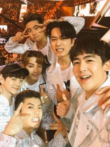 ​他是人气男团主唱，却因脸部变化再引热议，曾为遵从父亲遗愿改名