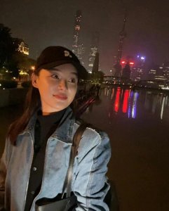 ​袁姗姗新恋情曝光，男友高大帅气，露腰逛街显亲密，网友纷纷祝福