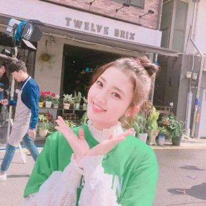 ​她有一堆糖！甜美韩国童星郑多彬长大了，衣品棒极了！