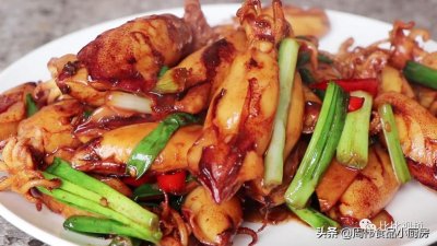 ​鱿鱼仔怎么做好吃，不用一滴水一勺盐，一上桌全家人都抢着吃