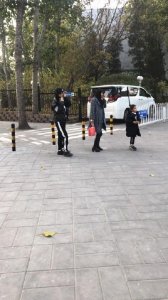 ​公园偶遇李小璐母女 网友评价：李小璐过得很好