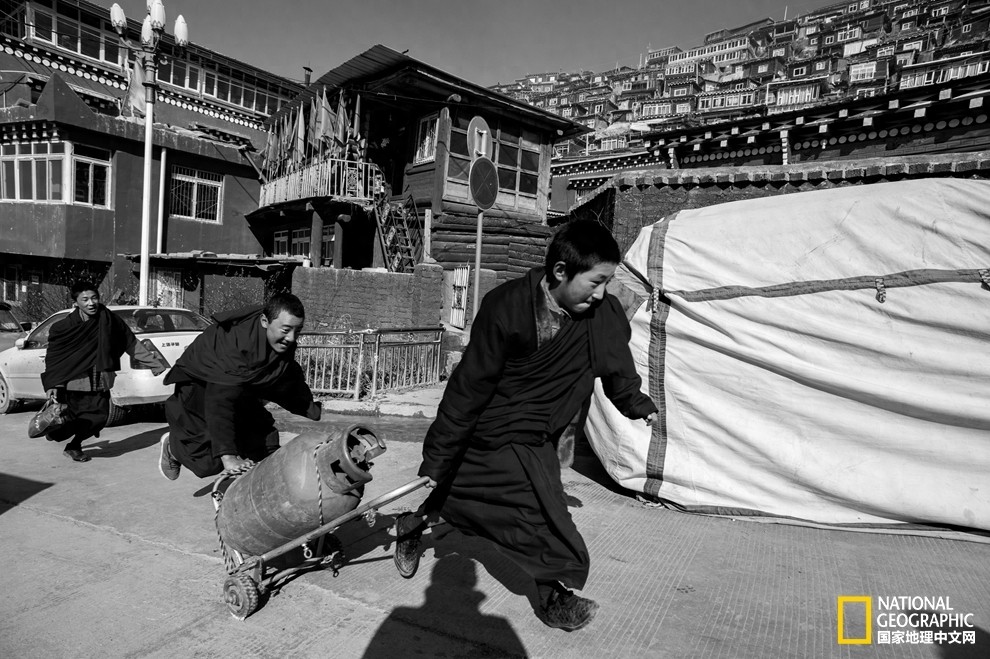 最后的心灵净土：色达五明佛学院