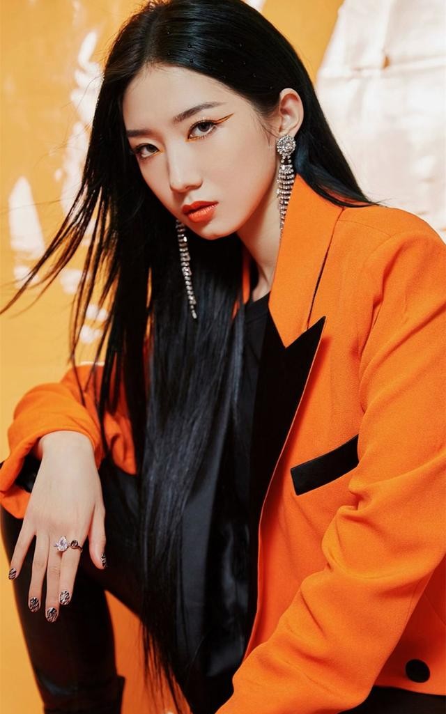 孟美岐个人资料介绍（孟美岐高清时尚美图壁纸）