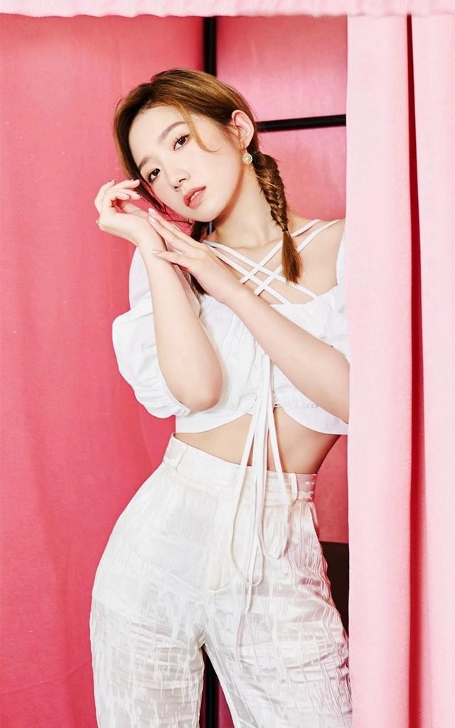 孟美岐个人资料介绍（孟美岐高清时尚美图壁纸）