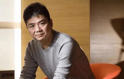 ​刘强东和奶茶妹妹逛街被偶遇，面色苍老难掩憔悴，被吐槽像父女