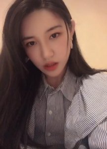 ​赵本山徒弟文松全家福曝光，儿子搞怪做鬼脸，娇妻对着镜头甜笑