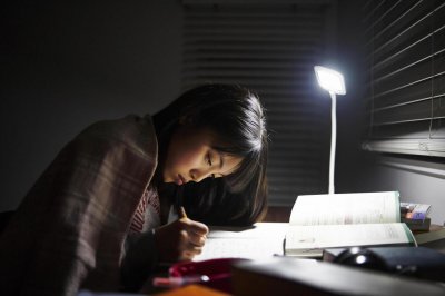 ​动辄上千元，谁在催生家长的台灯焦虑？