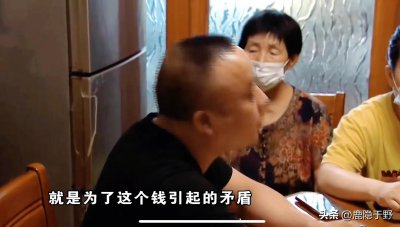 ​妻子被丈夫要求AA制，婆婆得病后，丈夫却说：拿你的钱给我妈治病