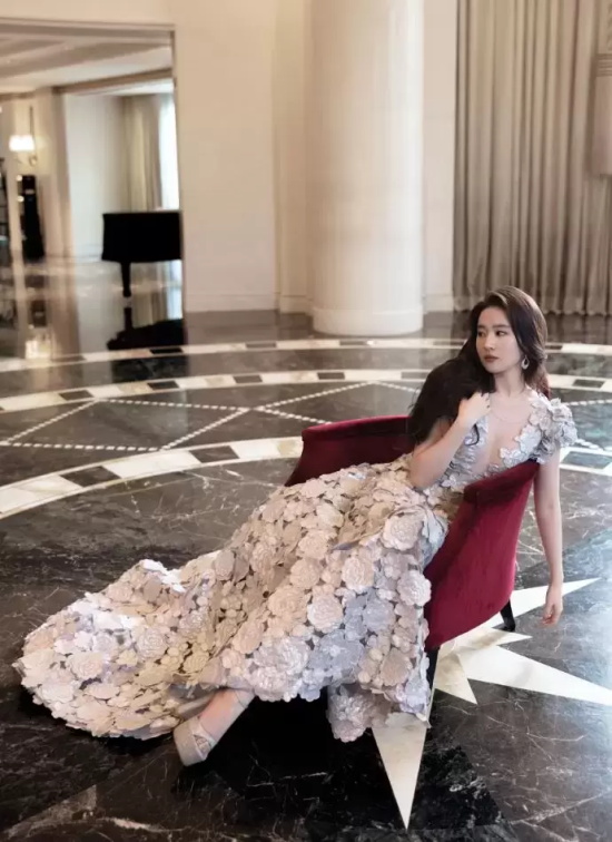 刘亦菲活动生图爆出，亮银色缀花长裙美若天仙