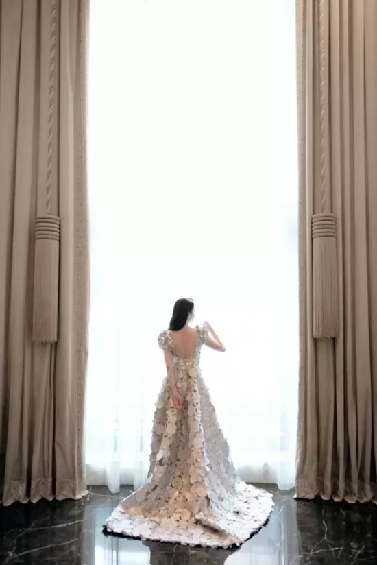 刘亦菲活动生图爆出，亮银色缀花长裙美若天仙