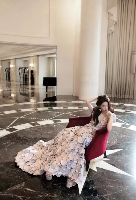 刘亦菲活动生图爆出，亮银色缀花长裙美若天仙