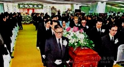 ​2002年罗文去世，刘銮雄现身葬礼讨债100万，而张国荣却为何缺席