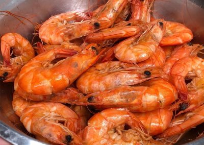 ​去虾线时，还在用牙签就太老套了，教你1招，分分钟剥满一盆大虾