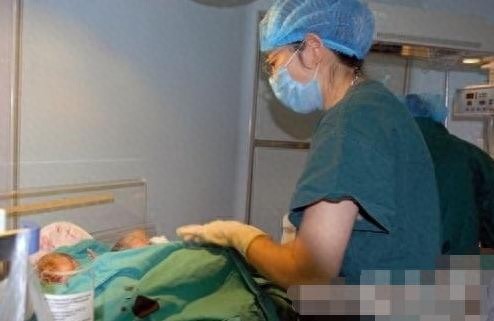 实拍四胞胎分娩全过程，四胞胎妈妈的肚子好大，伟大的母亲辛苦了