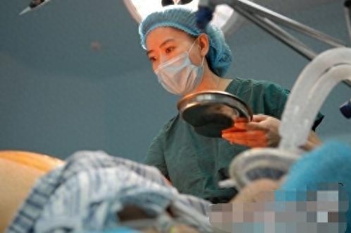 实拍四胞胎分娩全过程，四胞胎妈妈的肚子好大，伟大的母亲辛苦了